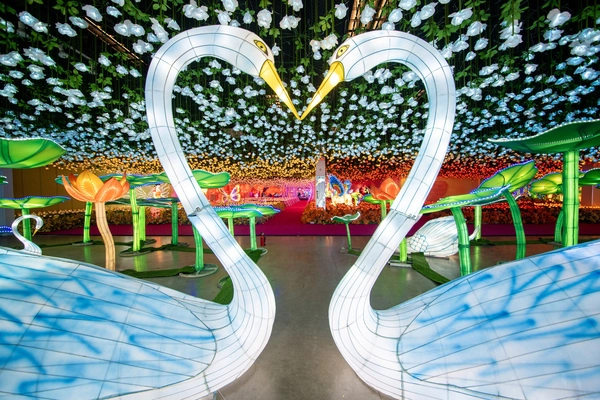 hero_imaginarium-lakewood-swan